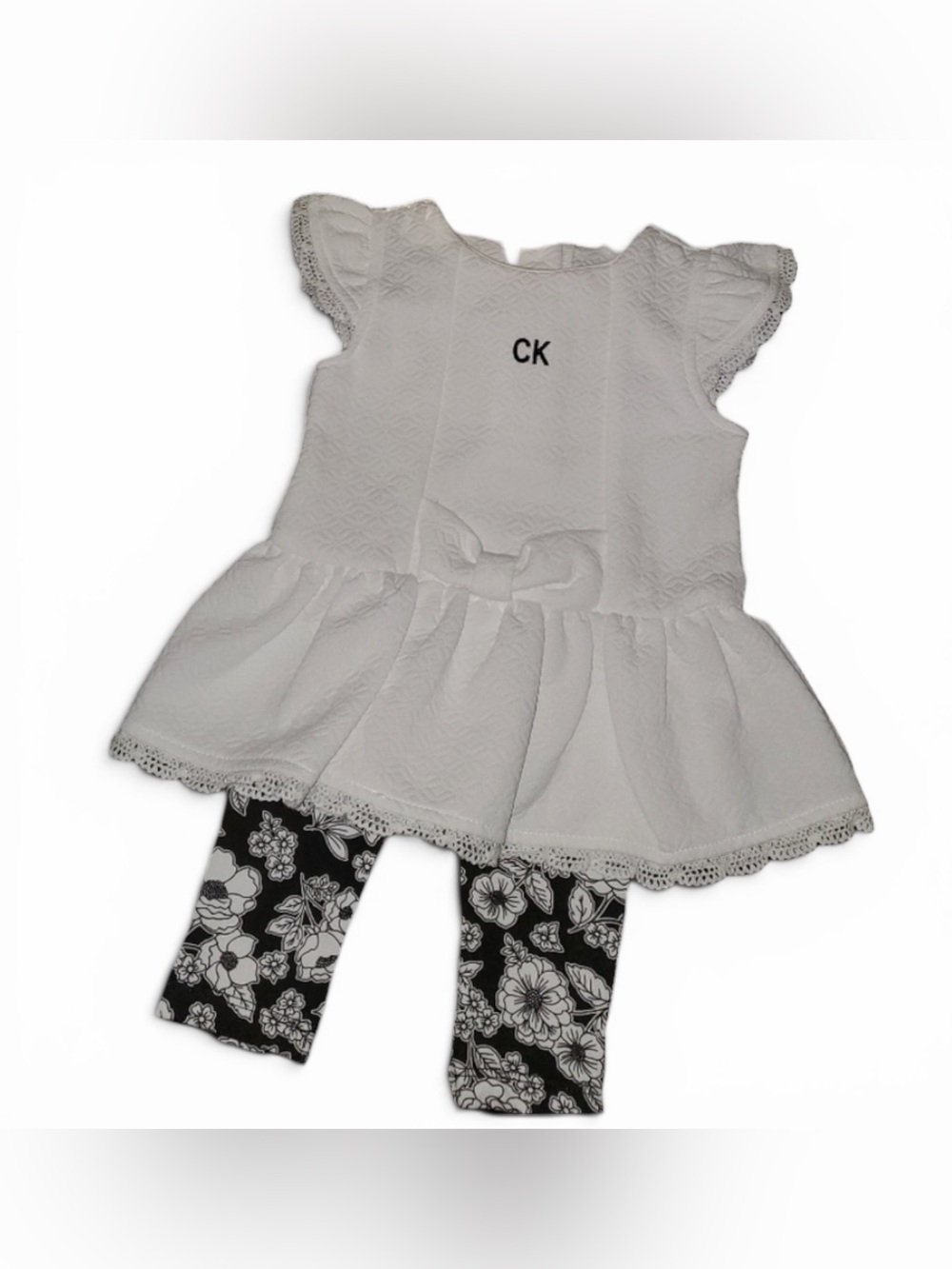 LIKE NEW Calvin Klein 2 piece set Baby girl size 6/9 M